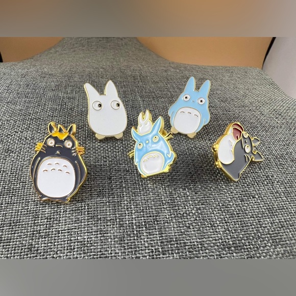 Cute Totoro Enamel Label Pin Hat Clothes Brooches Pins Brooch New - Picture 2 of 3